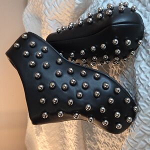 Azalea Wang 6.5 Studded Women’s CLOG Shoe.   Black And Silver Edgy Slip-On